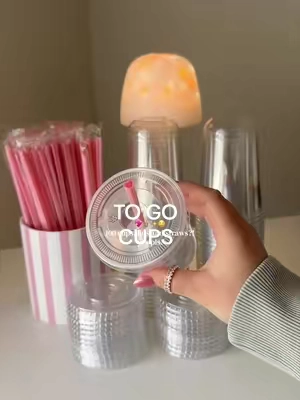i haddd to have them 💖 heart straws, rounded cups and lids.. yes pls🧋✨ #coffeecups #icedcoffeeathome #cutecups #aestheticcups #coffeeathome 