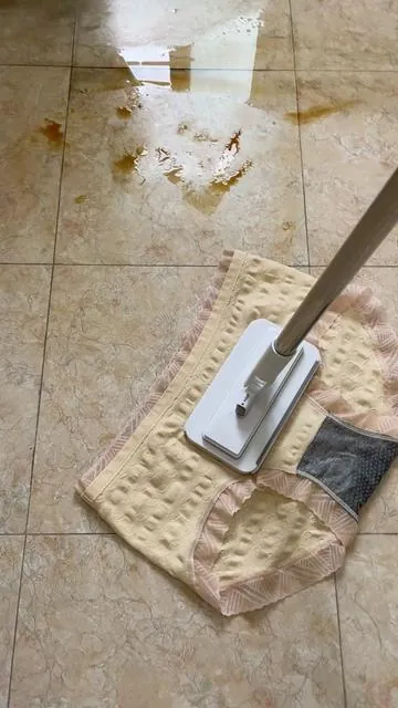 Sin agacharte y sin tocar la mugre, solo una pinza y limpias toda la casa mientras te ahorras 30 dólares al mes en mopas.#summervibes#cleantok #mopping #homeessentials #CleaningTips 