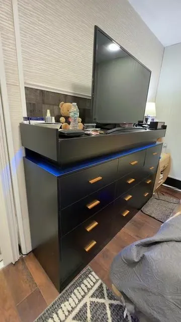 Las luces LED + el negro mate hacen que el cuarto se vea súper elegante. 10/10 honestamente.” #homedecor #room #TikTokShop 