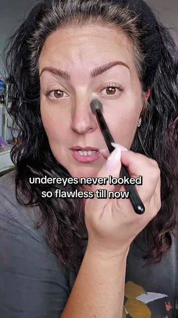 I mean....what?! how?! i've used so many loose setting powders and none of them made my under eyes and any of my fine lines look like they were practically not there. Ok Laura Geller!!! #laurageller #settingpowder #flawlessface #matureskinmakeup #tiktokshopmemorialday 