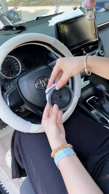 Las tiras de velcro súper adhesivas mantienen todos los objetos estables en todo momento, y son seguras para usar en paredes, tanto en el hogar como en vehículos.#velcro #lifehack #wall #diy #Summervibes 