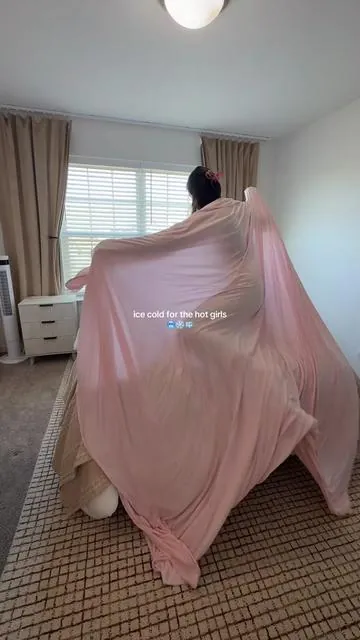 ❄️ cool to the touch ❄️ #sleep #coolingblanket #night #wellness #bed 