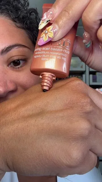 these are TRUE bronzing drops 😍🤎 look at how that gives my skin a glow like i’ve been in the sun all day long ☀️ @Clinique #clinique #sunkissedgelee #moisturesurge #sunkissedmoisturesurge #tiktokshopmemorialday 