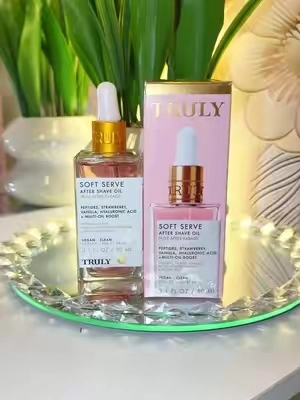 ✨🌸@Truly Beauty 🌸✨ Aceite para después del afeitado Soft Serve – Calma la irritación y el enrojecimiento con péptidos y ácido hialurónico – Estimula la producción de colágeno – Previene los vellos encarnados y unifica el tono de la piel para unas piernas, axilas y zona púbica más suaves – Aroma a fresa y vainilla