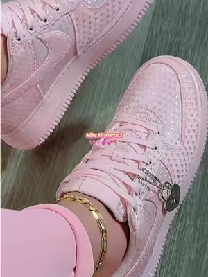 🌸💕🎀 #nikeairforce1 #nike #nikes #womenssneakers #flykicks 