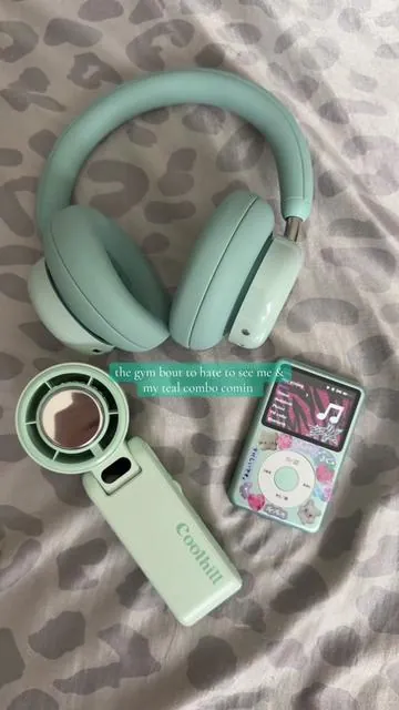 i'm so locked 😭 the fan looked more teal on the listing but oh well #nothingheadphones #mp3 #portablefan #gym #teal 