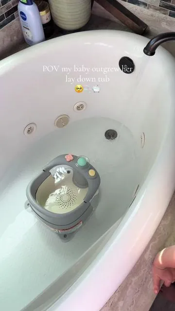 She absolutely loved this bath chair! I switched her at 5 months bc it has the high back, enjoys bath time so much more now 🫧🤍 #bathchair #newmom #bathtime #babychair #babymusthaves 