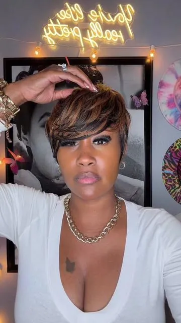 @showrealhairstore_us  @kikistyles makeup&wigs  Yepppp this is herrrrr summer ready #summervibes☀️ #gluelesswigs #creatorsearchinsights #fyyyyyyyyyyyyyyyy #showrealhair 