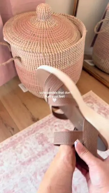 cute sandals that don’t hurt your feet 🤍 #sandals #memoryfoamshoes #slipinshoes #plantarfasciitis #sorefeet 