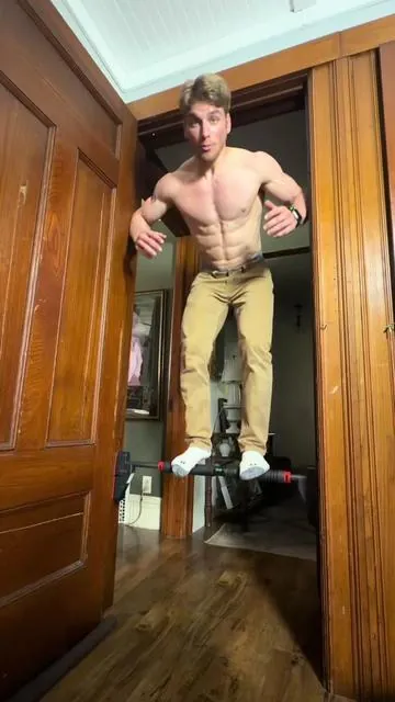 This is everything you need. Right in your doorway. 

#pullupbar #pullups #homegym #fullbodyworkout #Fitness
