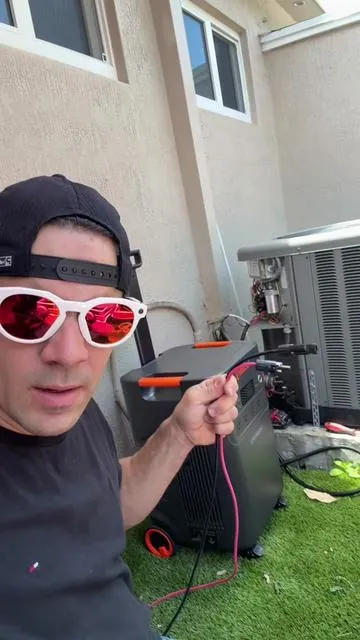 La Jackery Explorer 5000 no vino a jugar… ⚡️🔥 ¡Ocho paneles solares de 580 watts moviendo el aire acondicionado de mi casa Y cargando la batería al mismo tiempo! 😳☀️ De 40% a 100%  en solo tres horas y media. Esto es una BESTIA. 💪🔋 #Jackery #JackeryExplorer5000 #SolarGenerator #EnergíaSolar #PowerStation               
