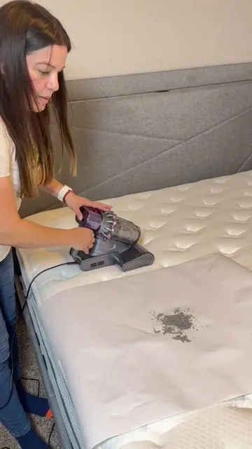 Esta aspiradora de Saker tiene 20,000Pa de potencia, luz UV que ayuda a eliminar hasta el 99.9% de bacterias y ácaros, aire caliente para ayudar con la humedad y limpieza profunda para colchones, sofás, alfombras, peluches, edredones y camas para mascotas 😳🤌 Es perfecta para levantar polvo, pelitos, migas y toda esa suciedad que normalmente no vemos. Además tiene pantalla LED y cable largo para limpiar muchísimo más cómodo.  Te dejo el enlace en el carrito naranja 🛒  #SAKER #CleaningTikTok #MattressVacuum #SummerVibes #StarterPicks 