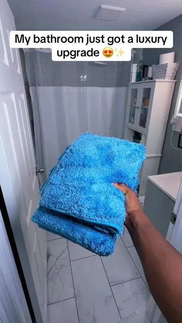 Want your bathroom to look clean, cozy, and expensive? 🛁✨ This 5-piece bathroom rug set is a game changer 💙 ✔️ Ultra soft microfiber ☁️ ✔️ Super absorbent 💧 ✔️ Non-slip backing 🦶 ✔️ Machine washable 🧼 ✔️ Complete 5-piece set 🏠 The perfect touch to make your bathroom feel like a spa 😮‍💨✨ #BathroomDecor #HomeEssentials #BathMat #TikTokFinds #Chen_Sal