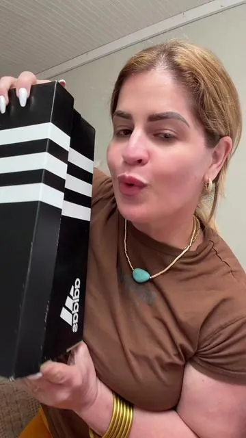 Estas Adidas me tienen enamorada 😍 Súper livianas, cómodas y ese color es un statement — las pones y el outfit ya está listo. Link en el carrito 🛒 #adidas #sneakers #tenisamujer #calzadodeportivo #tiktokshopfinds