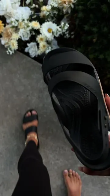 The perfect platform sandal for all day wear! @Crocs #crocs #crocssandals #platformsandals #comfortablesandals #dealsforyoudays 