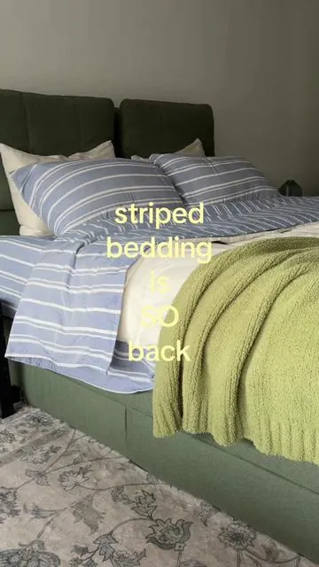 For some reason this gives me 90s summer rom com vibes and I’m so here for it #stripedsheetset #stripedsheets #colorfulbedding #bedding #cgklinens 