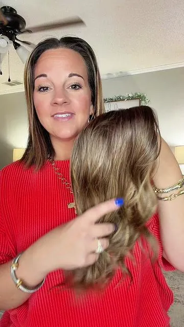 Replying to @CherryBlossomBoutique @Paneway 10 inch hair topper! The color is dirty brown with a dark root #hairtopper #hairtoppersforthinninghair #hairtoppersforwomen #realistichairtopper #hairhack 