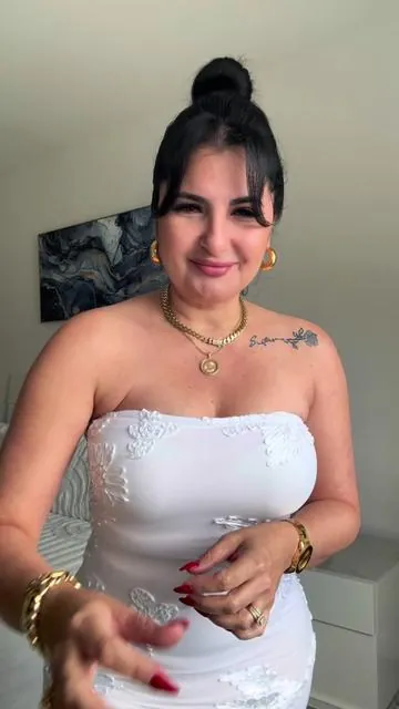 Delicado, elegante y simplemente encantador. Este vestido largo con detalles florales y diseño strapless realza tu figura con un estilo sofisticado, perfecto para cualquier ocasión especial. ✔️ Diseño strapless moderno y femenino ✔️ Detalles florales elegantes ✔️ Corte que estiliza la silueta ✔️ Ideal para bodas, fiestas y eventos especiales ✔️ Un look romántico y lleno de glamour #VestidoElegante #VestidoBlanco #ModaMujer #VestidoDeFiesta #OutfitElegante 