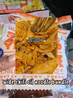 🍜 These wide chili oil noodles make some srsly delicious, easy meals. @Weee Asian Supermarket  #spicynoodles #noodles #chilioil #lunchideas #instantnoodles 