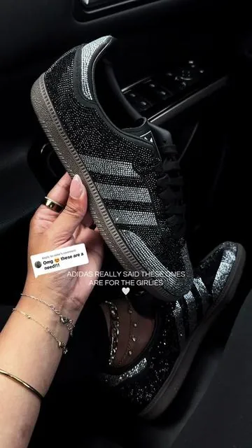Replying to @raine GURL they are even better in person OMG 🖤 #rhinestonesneakers #sneakerfashion #flykicks @Fly Kicks 