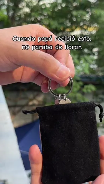 Mi papá dijo que no quería regalo… pero cuando leyó “Recuerda que te amo, papá”, entendió que este llavero no era una cosa, era todo lo que nunca supe decirle sin llorar. #regaloparapapá #díadelpadre #llaveroparapapá #papáteamo #fyp