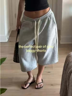 the most flattering baggy shorts🤍 wearing size M! 

#baggyshorts #sweatshorts 