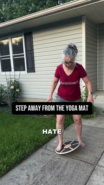 The Soulyis wooden balance board helps with ankel flexibility, calf and leg strength. Hips, core muscles and pelvic floor: They're on sale too! #pelvicfloorexercises #pelvicfloor #corestrength #corestrengtheningexercises 