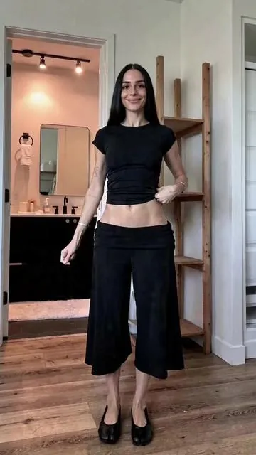 POV: These capris just solved summer comfort 🔥 Soft stretchy waist + wide legs? YES. #SummerPants #ComfyChic #TikTokFashion #CAPRIS #FOURFO