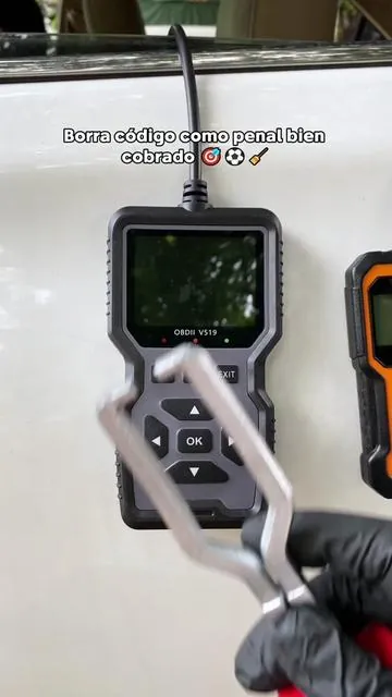 No es necesario ningún ordenador o aplicación, solo enchufalo y te dirá qué está mal con tu coche.#tiktokshopitalia#obd2#scanner#checkengine#checkenginelight 