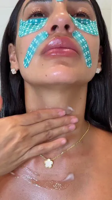 No usas cualquier crema, usa esta del @drmelaxinglow  #drmelaxin #neckcream #volufiline #antiagingtips #tiktokshopcreatorpicks 