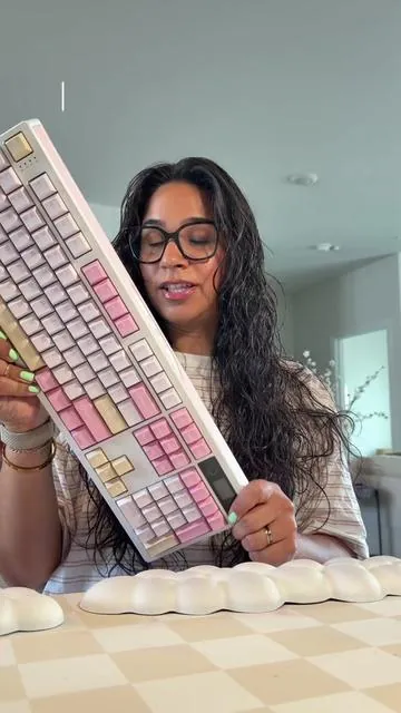 I love this keeb - especially the colors! Reminds me of pink lemonade 🍋 💖 @Epomaker Keyboard #keyboardasmr #keyboard #epomaker #creamykeyboards #silentkeyboard 