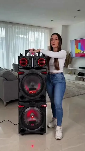 No importa si estás en casa, en el carro o afuera con amigos… este speaker siempre cambia el ambiente. 🔥🎶 #SpeakerSetup #BluetoothSpeaker #SoundGoals #AudioTok#fyp 