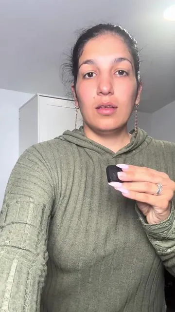 Si vives en espacio pequeño y sientes que la ropa te tiene estresada, este closet te salva la vida. Es alto, cabe TODO, no ocupa casi espacio y te deja la casa recogida sin pelear con nadie. Yo vivo en una casita de patio y esto fue lo único que me funcionó. Te lo dejé en el carrito naranja. #closet #organizaciondelhogar #espaciospequeños #mueblecompacto #tiktokshop 