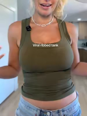 Everyone loves these tanktops and there is many reasons why! 😍 #ribbedtanktop #tanktop #racerbacktop #minimalistfashion 