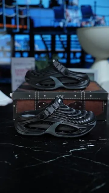Comfortable slippers for men, there are two ways to wear it,which are versatile and fashionable #slippers #comfortable #tiktokshop #fashion#SummerVibes 