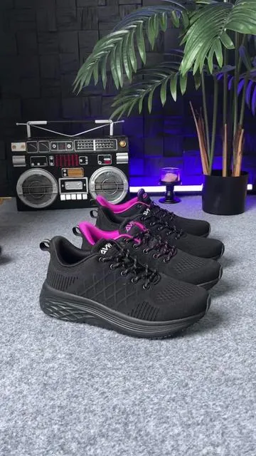 Still wearing regular shoes to a 10-hour shift? Why? #SlipResistant #oilproofshoes #waterproof #chefshoes #chef   