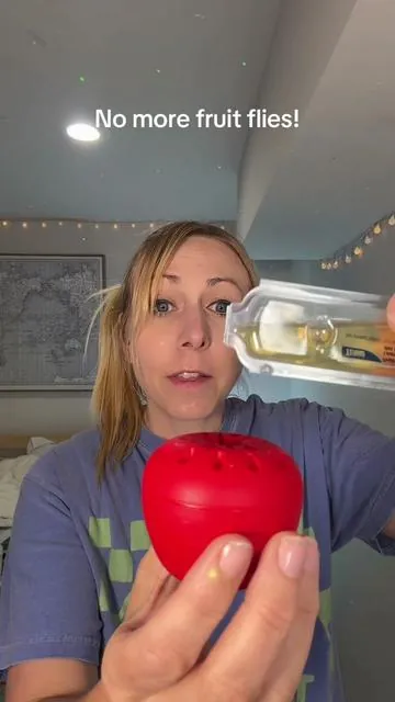 This fruit fly trap works like a charm! The trap looks like an apple. Pour the fruit fly bait into the trap and say goodbye to the flies! 🪰