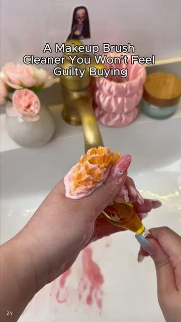 Who else can’t stop saving their dirty makeup brushes? This brush cleaning soap is a game changer 🤌 #MakeupBrushCleaning #MakeupHacks #BudgetBeauty #BeautyEssentials #Summervibes 