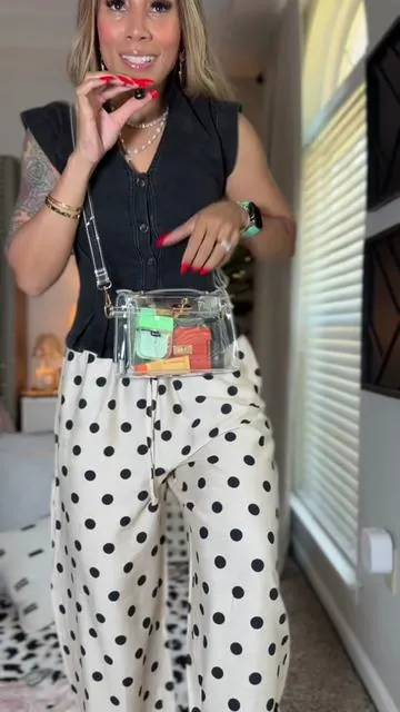 The perfect jelly clear purse ✨ stadium-approved, concert-ready, and cute enough for everyday wear. If you love the jelly bag trend, this is your new go-to clear bag for summer events, festivals, and errands 💫 #jellybag #clearbag #stadiumbag #concertoutfit #festivalbag 