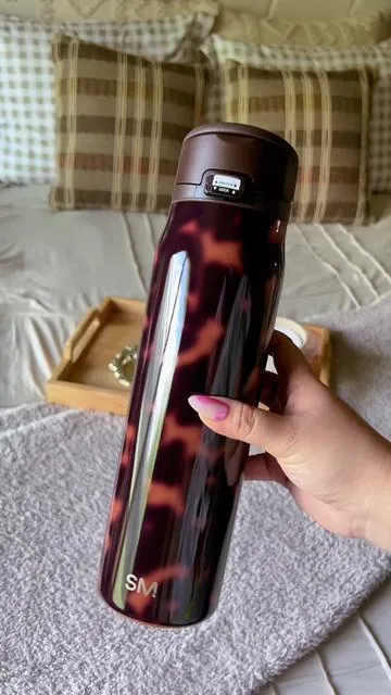 These Simple Modern tumblers are so pretty ✨🖤 #simplemoderntumbler #tumblertok #tumblerwithhandle #leakprooftumbler #waterbottle 