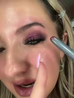shade VIXEN!!! How pretty is this eyeshadow I cannot get over it #eyeshadow #eyes #eyeshadowsticks #eyeshadowtutorial #eyeshadowobsession 