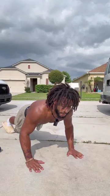 Protect those wrists and do your pushups the right way 🦾🦾 #fyp #viral #pushups #fitness #SummerVibes 