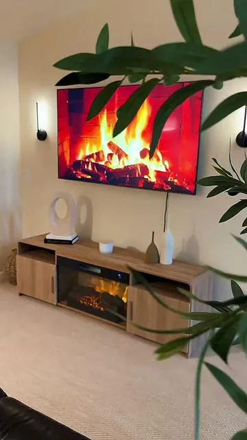 “Estoy enamorada de este mueble para TV. Tiene un diseño moderno en madera que se ve precioso, pero lo mejor es su chimenea eléctrica con luces de colores que puedes cambiar a tu gusto. Además de decorar, también tiene calefacción para hacer el ambiente más acogedor. Sin duda, le dio un toque elegante y cálido a mi sala.#homedecor #tvstand #parati #TikTokShop #dealsforyoudays 