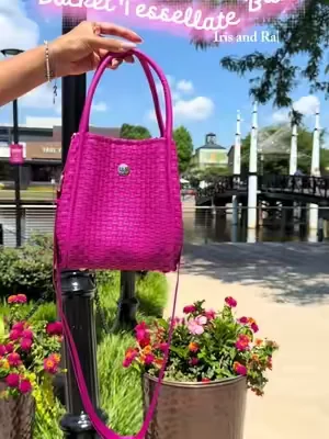 🖤 Structured, stylish, and made for every day. Meet the Iris Bucket Tessellate Bag — your new go-to for effortless looks and busy days. ✨ With its woven geometric exterior and smart interior pouch, it keeps your essentials organized without losing style. 🤍 From coffee runs to weekend plans, it goes with everything. ✨ #dealsforyoudays #musthaves #irisandrainbow #newrelease #GiftIdea 