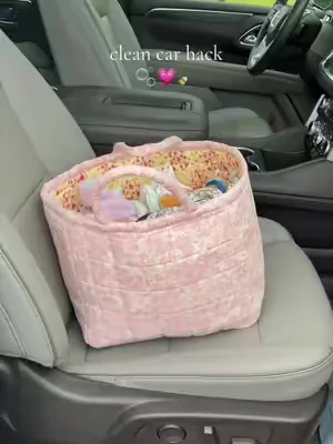 This super cute organizer tote is perfect for keeping essentials in the car and keeping it tidy #carorganization #toddlermom #cleancar #organizertote 