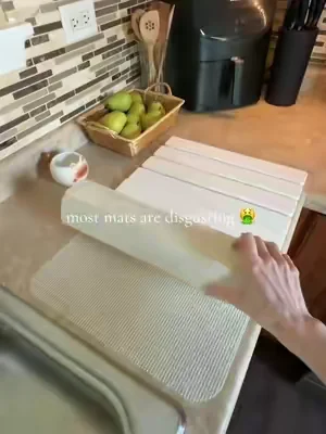 This has really made my kitchen look nicer and smell better since this doesn’t hold onto any bacteria mold or mildew! #dishmat #stonedryingmat #doingdishes #dryingmat #KitchenHacks 