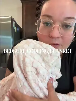 Cool comfort blanket from Bedsure, everyone’s favorite! The waffle knit is so pretty and the this blanket is lightweight and cooling! #bedsure #coolingblanket #hotsleepers #dealsforyoudays 