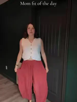 I love a good pair of baggy pants 🤭✨ #widelegpants #flowypants #fashioninspo 