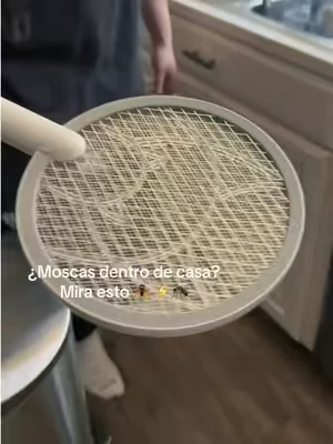 🪰 ¿Moscas o insectos dentro de casa? Mira esto 👀 Esta raqueta eléctrica recargable se volvió una de esas cositas que siempre tenemos a la mano 🙌 Se carga por USB, tiene base de carga y una luz integrada que la hace súper práctica para usar en casa o al aire libre ✨ Ideal para el hogar, patio, camping y verano ☀️ ✨ rechargeable electric racket ✨ USB rechargeable gadget ✨ home essentials ✨ summer essentials ✨ camping accessories ✨ household gadgets ✨ outdoor essentials ✨ rechargeable home gadget ✨ patio essentials ✨ family home favorites ✨ practical home finds ✨ deals for you days 🏡 De esas compras que siempre terminas usando. #dealsforyoudays #homeessentials #summerfinds #householdgadgets #tiktokshopcreatorpicks