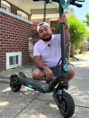 Con doble motor y una potencia de 2000 watts este scooter es una bestia además la velocidad máxima es de 35 mph #scooter#scooterlife #dealsforyoudays#tiktokshop #creatorsearchinsights 
